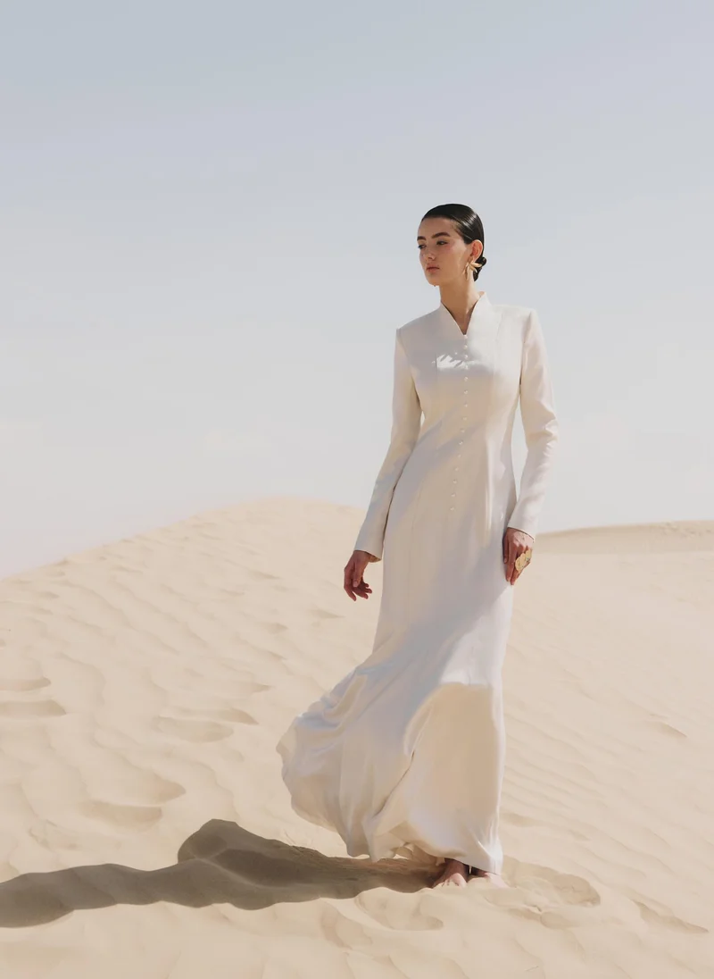 ليتشي فستان ماكسي ضيق من الفسكوز مزين بأزرار صغيرة على الصدر